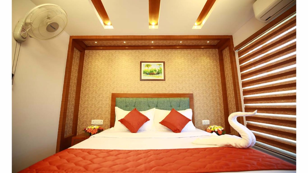 Luxurious Alleppey Houseboat Bedroom