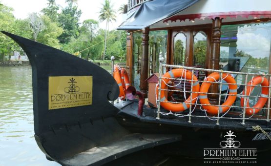 Front area of alleppey houseboat