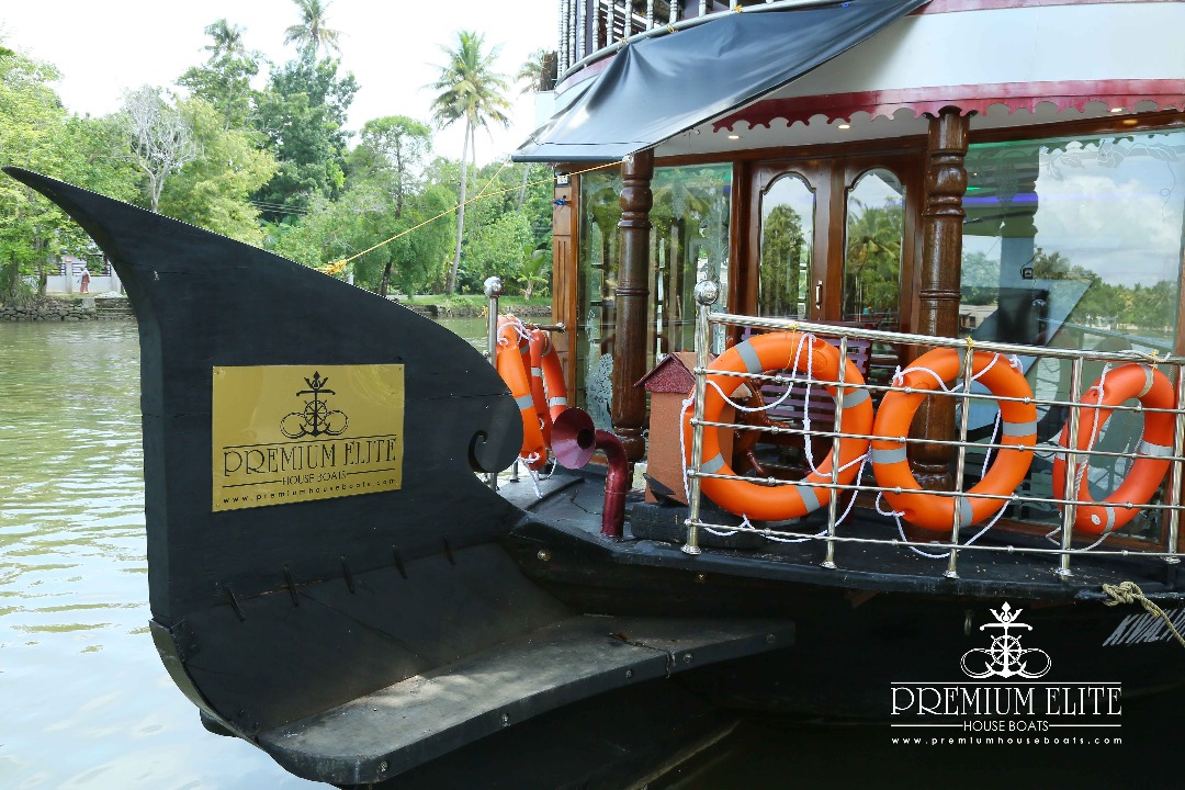 Front area of alleppey houseboat