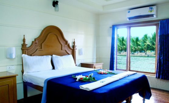 Luxurious bedroom in alleppey houseboat