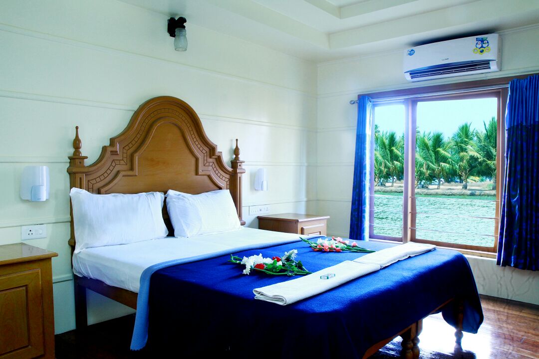 Luxurious bedroom in alleppey houseboat