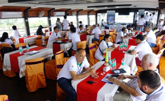 Dining in alleppey houseboat