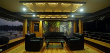 Luxurious alleppey houseboat lobby area