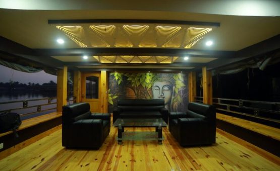 Luxurious alleppey houseboat lobby area