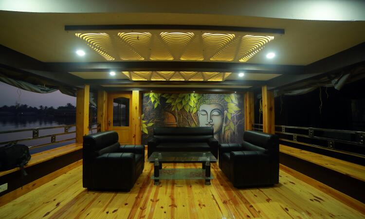 Luxurious alleppey houseboat lobby area