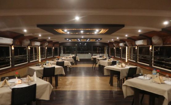 Dining in Alleppey Houseboat