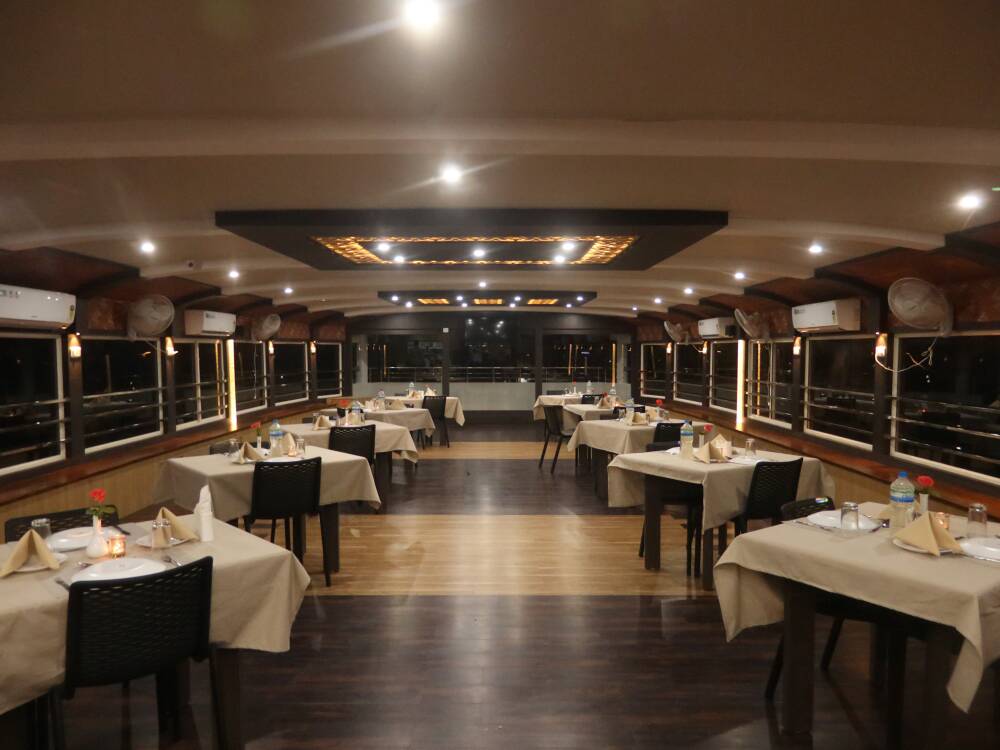 Dining in Alleppey Houseboat