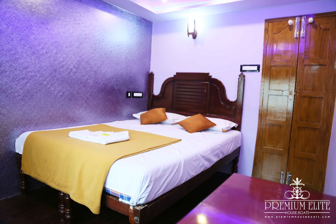 Bedroom in alleppey houseboat