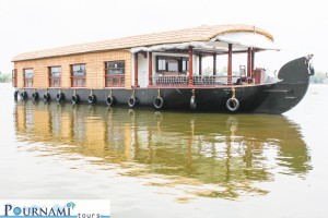 4-Bedroom-Houseboat-Exterior-Full-Photo-View-original