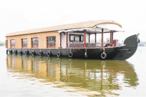 4-Bedroom-Houseboat-Exterior-Full-Photo-View