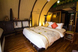 honeymoon-houseboat-bed