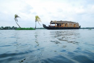 houseboat-side-view